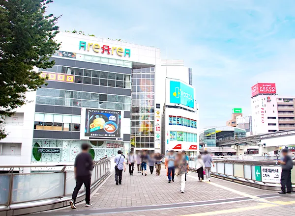 立川駅南口を出ると、大きなテレビが見えます。そのまま真っすぐ進んでください。