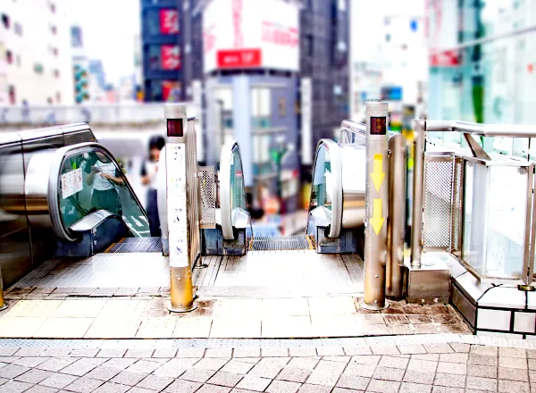 このエスカレーターに乗って、降りてください。