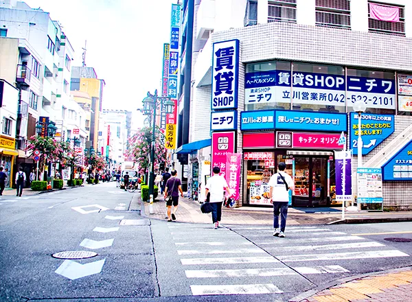 横断歩道を渡ります。