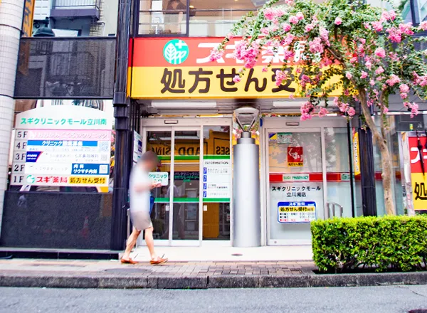 自動ドアを入ってください。